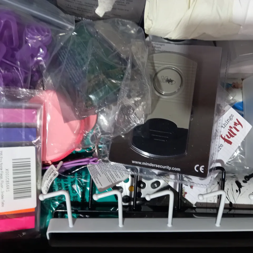 LOT OF APPROXIMATELY 10 ASSORTED HOUSEHOLD ITEMS TO INCLUDE ULTRA THIN VIBRATION ALARM, ELECTRIC NECK METER, MULTICOLOURED ELASTIC BANDS, ETC