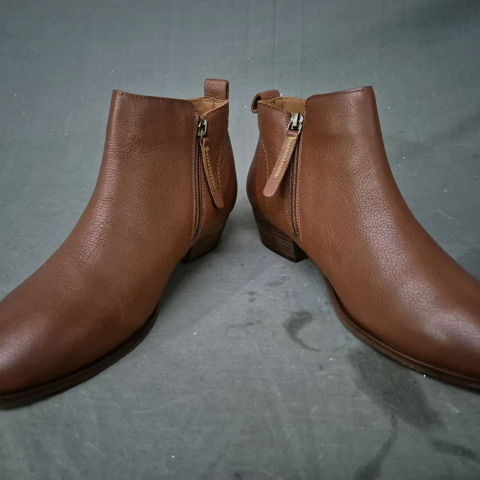 BOXED PAIR OF WHITE STUFF ANKLE BOOTS IN BROWN UK SIZE 6.5