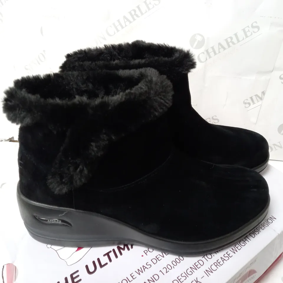 SKECHERS BLACK WEDGE BOOTS - SIZE 6
