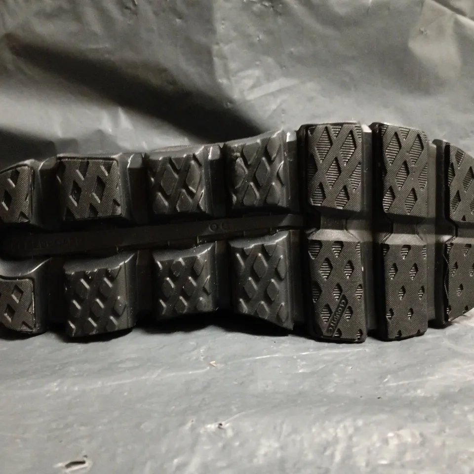 PAIR OF ON CLOUDSWIFT TRAINERS IN BLACK SIZE UK 10.5