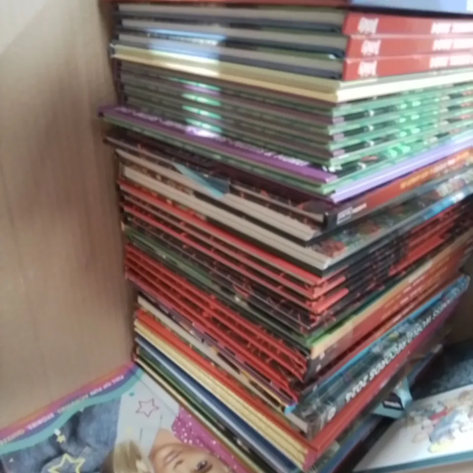 LARGE QUANTITY OF ASSORTED 2024 ANNUALS TO INCLUDE FROZEN, BARBIE, ROBLOX AND DANDY