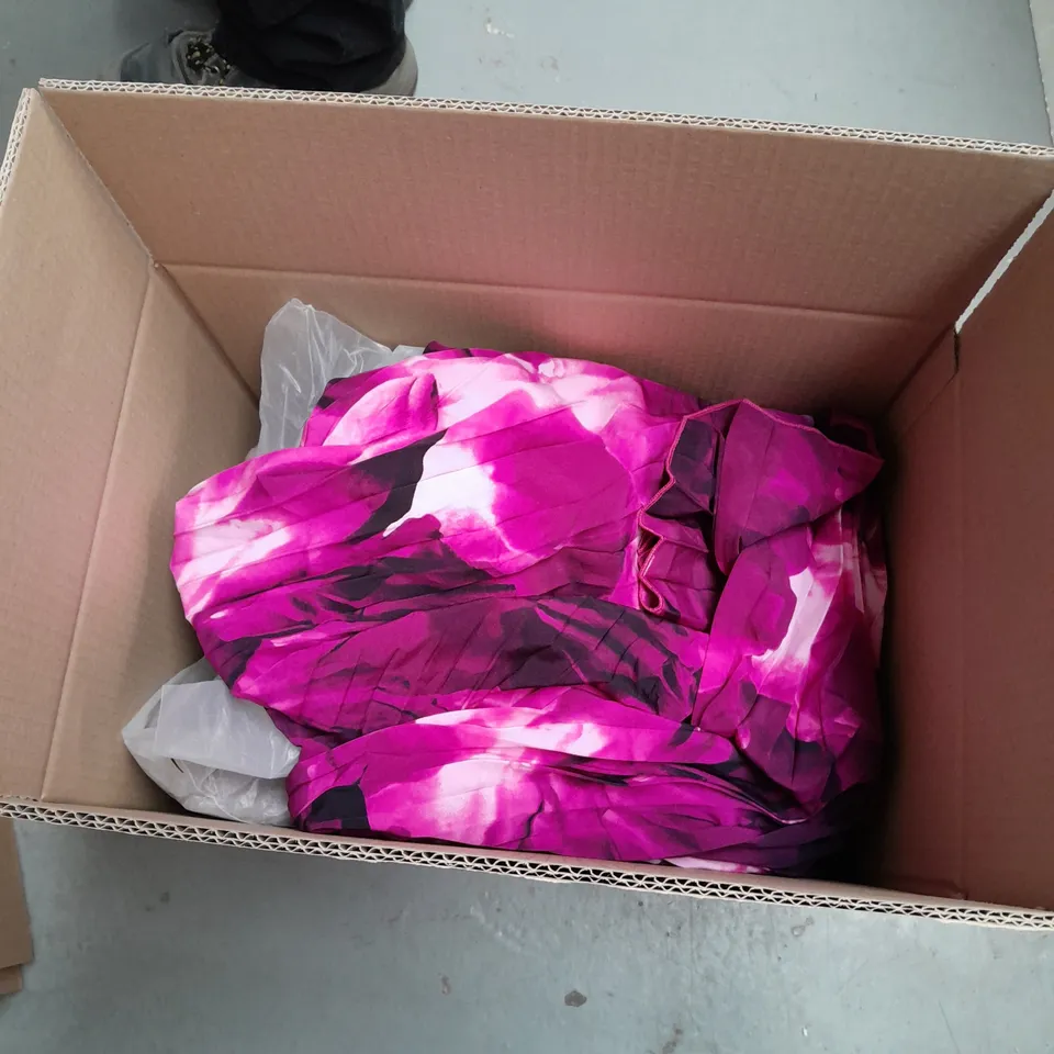 BOX OF APPROX 10 X ASSORTED ITEMS OF CLOTHING TO INCLUDE; DRESSES, SHIRTS ETC 