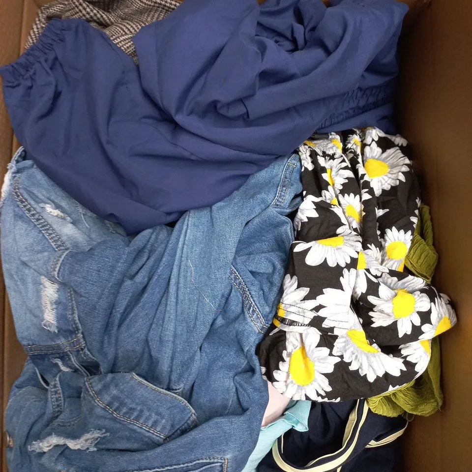APPROXIMATELY 20 ASSORTED CLOTHING PRODUCTS IN VARIOUS STYLES & SIZES TO INCLUDE PANTS, T-SHIRTS, DRESSES ETC