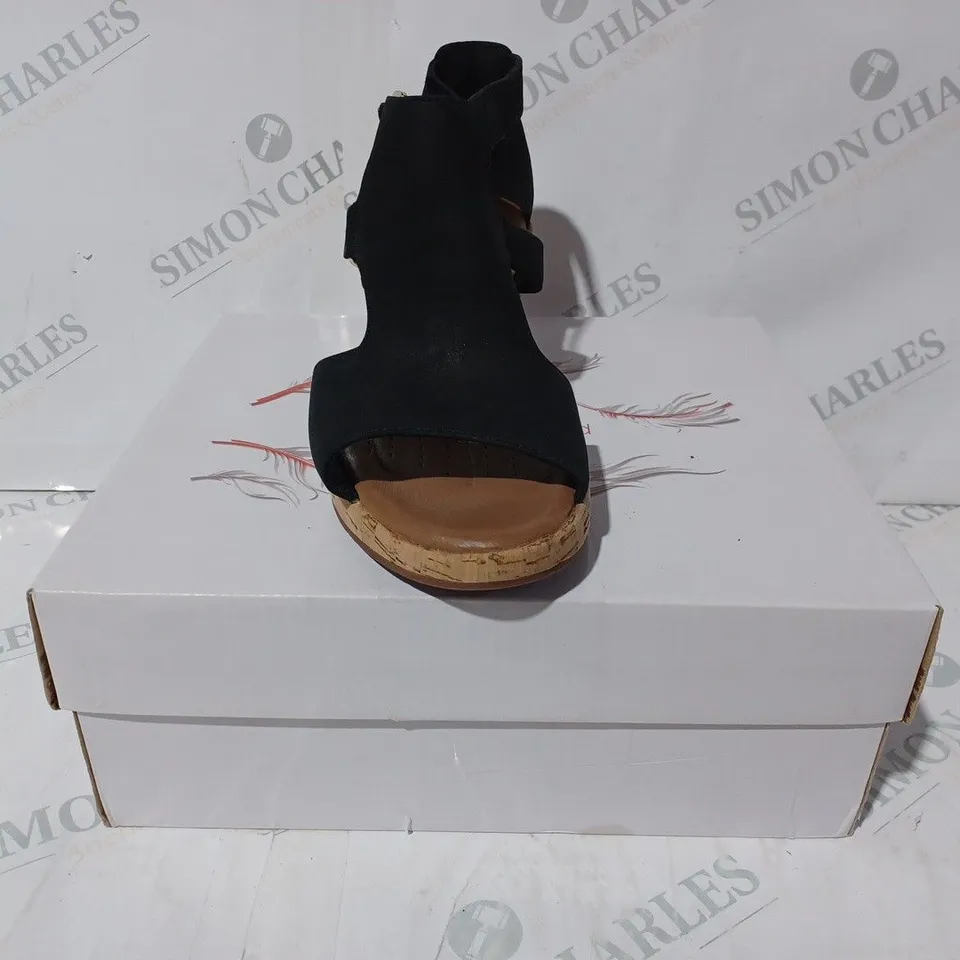 BOXED PAIR OF CLARKS UN PLAZA STRAP WIDE FIT NUBUCK WEDGE SANDALS IN BLACK - UK SIZE 6