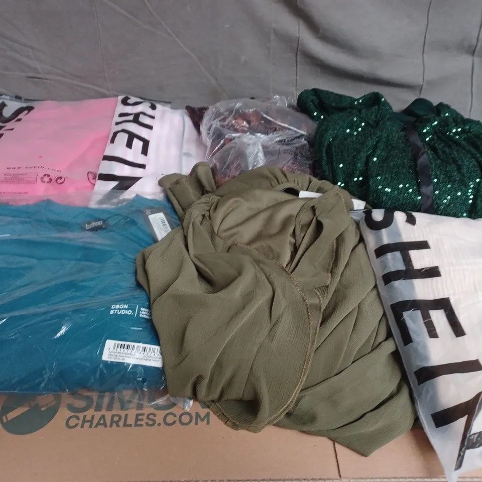 APPROXIMATELY 20 ASSORTED CLOTHING ITEMS IN VARIOUS SIZES AND STYLES TO INCLUDE - DRESS, TRACKSUIT, SHIRT, ETC - COLLECTION ONLY