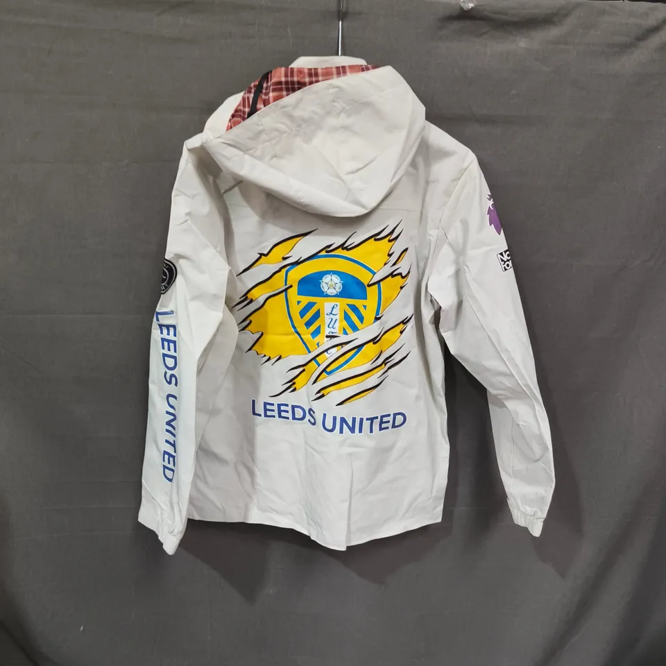 LEEDS UNITED WHITE WINDBREAKER JACKET – UK SIZE L (L)