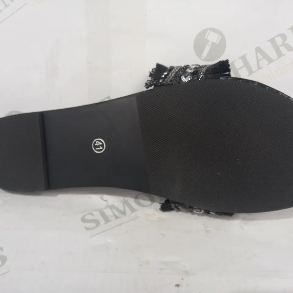 PAIR OF DESIGNER OPEN TOE FLAT SANDALS IN BLACK EU SIZE 41
