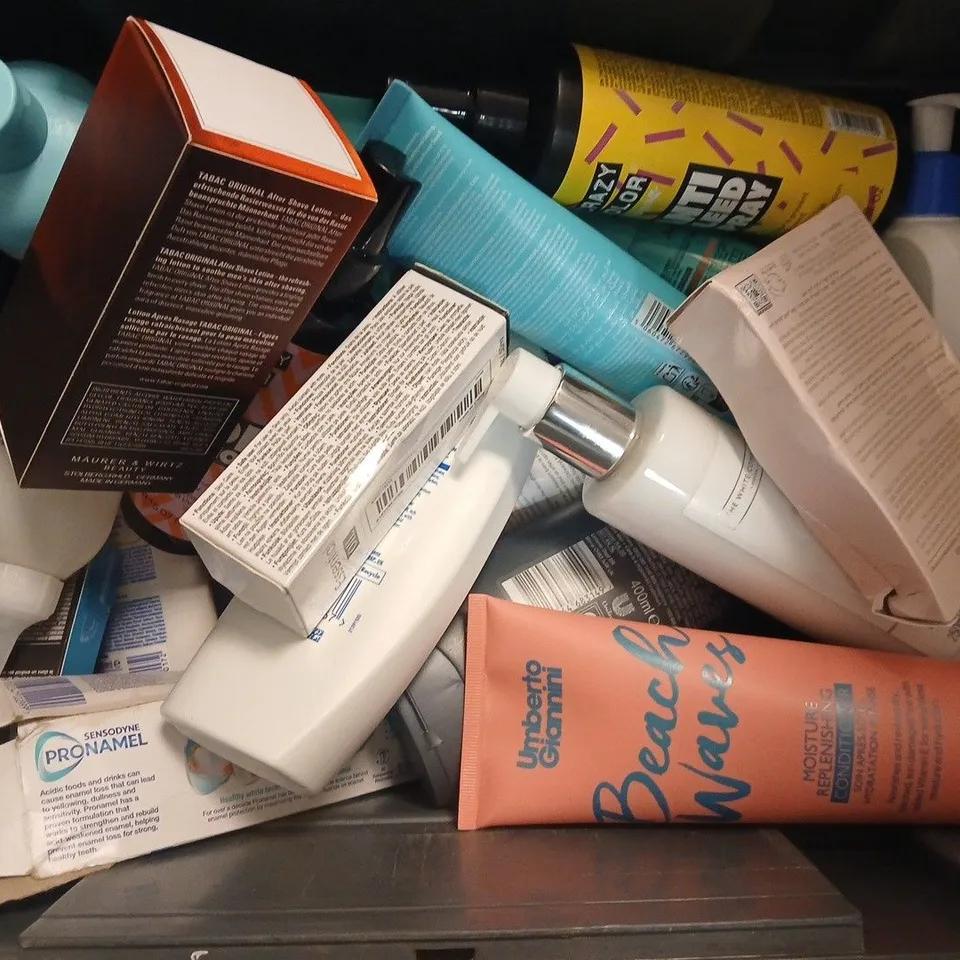 APPROXIMATELY 15 ASSORTED HEALTH & BEAUTY PRODUCTS TO INCLUDE PAPAYA HAND & BODY LOTION, THE WHITE COMPANY CAPRI HAND & BODY CREAM, TABAC AFTER SHAVE LOTION, ETC - COLLECTION ONLY