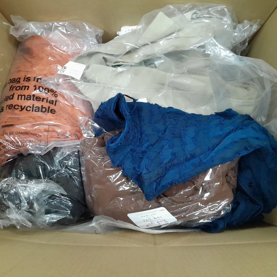 BOX OF APPROXIMATELY 25 ASSORTED CLOTHING ITEMS TO INCUDE - GLOVES  , JUMPER  , PANTS, BELT ETC