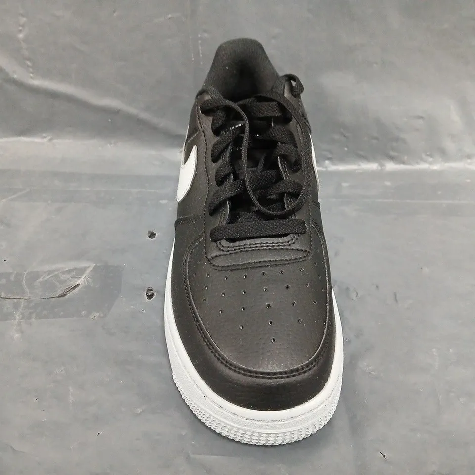 BOXED PAIR OF NIKE AIR FORCE 1 GS SHOES IN BLACK/GREY SIZE UK 6