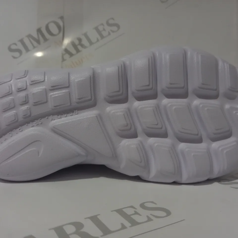 BOXED PAIR OF NIKE FLEX RUNNER 2 KIDS SHOES IN WHITE UK SIZE 12