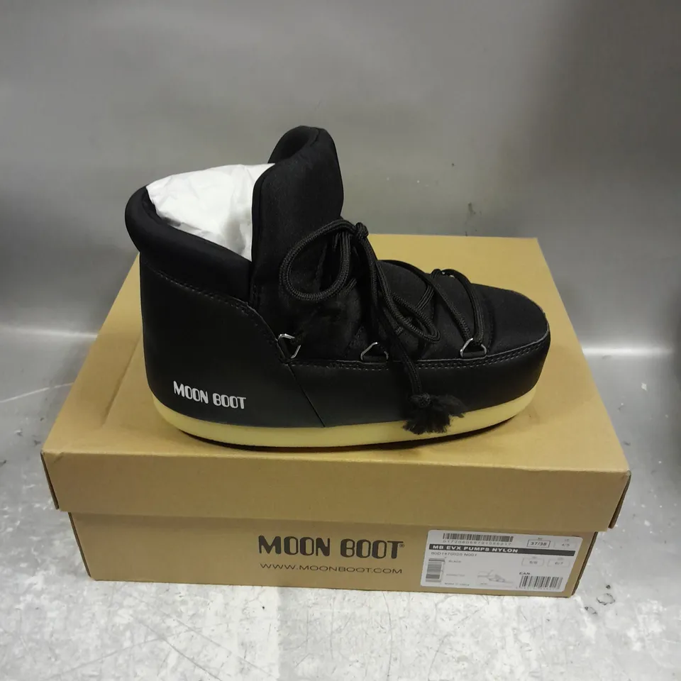 BOXED PAIR OF MOON BOOT EVX NYLON PUMPS IN BLACK SIZE UK 4/5