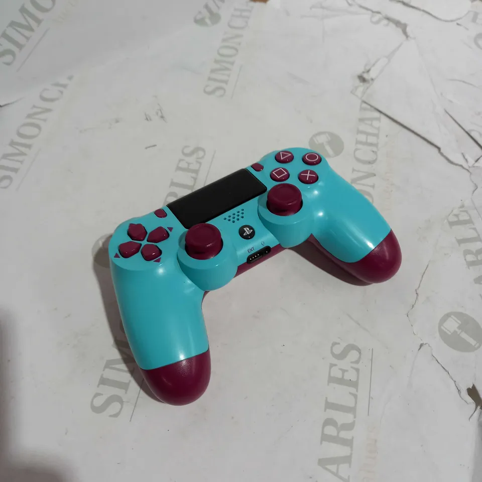 PLAYSTATION 4 CONTROLLER