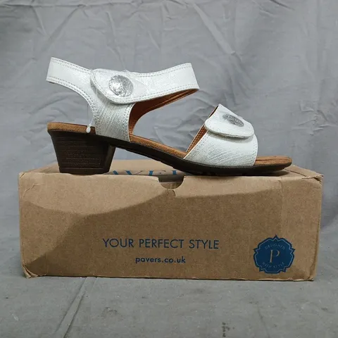 BOXED PAIR OF PAVERS EASYFIT OPEN TOE LOW BLOCK HEEL SANDALS IN WHITE SIZE 6 (EU 39)