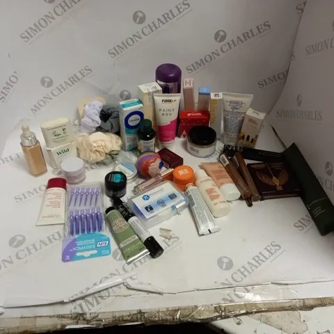 BOX OF ASSORTED COSMETICS TO INCLUDE CLARINS, NARS, GRUUM ETC