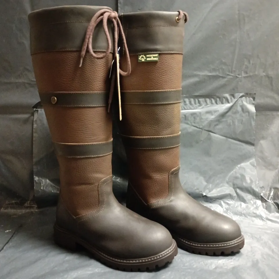 BOXED PAIR OF CABOTSWOOD AMBERLEY 2 COUNTRY BOOTS IN OAK/BISON SIZE EU 37