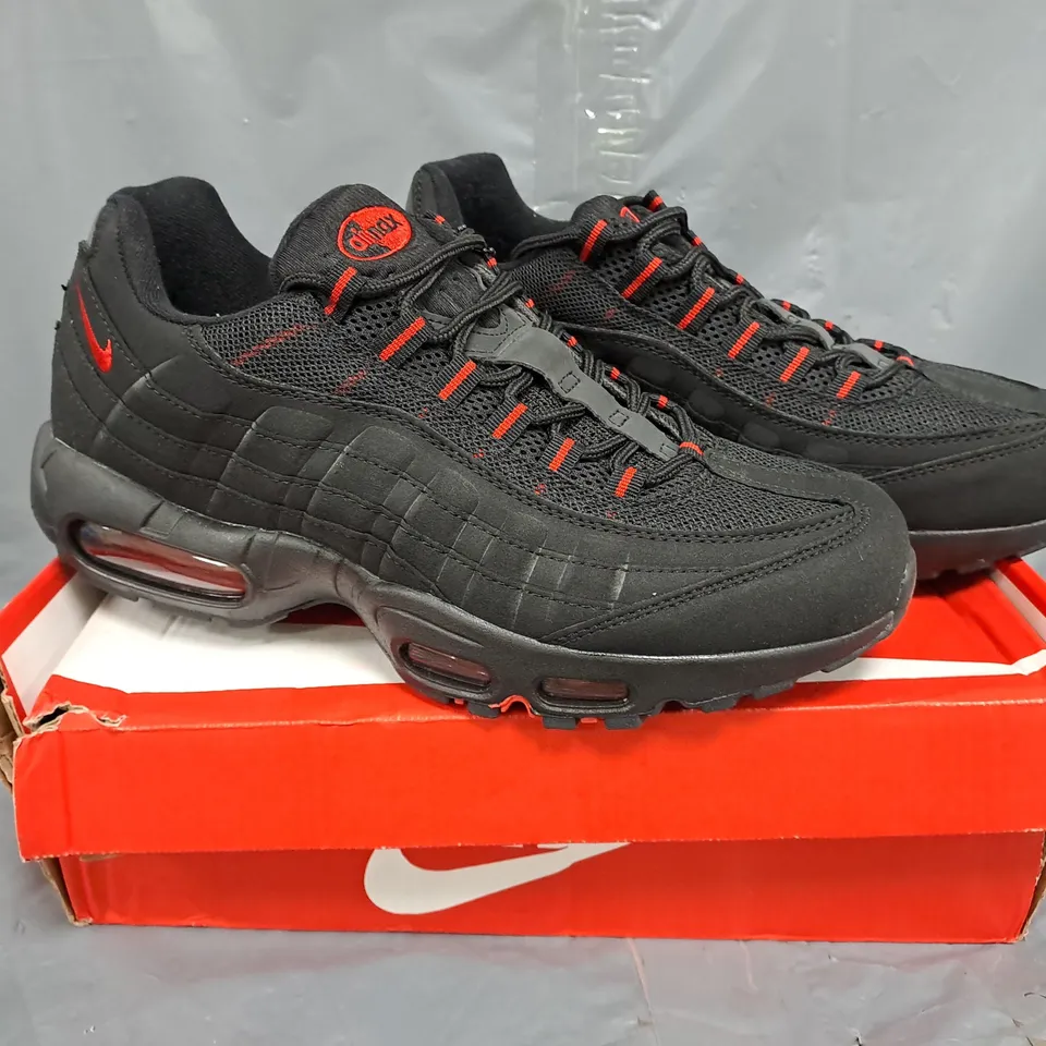 BOXED PAIR OF NIKE AIR MAX 95 TT SHOES IN BLACK/RED SIZE UK 10