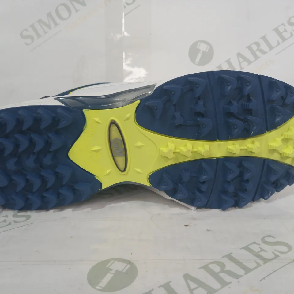 BOXED PAIR OF GM CRICKET FOOTWEAR SHOES IN WHITE/BLUE UK SIZE 4