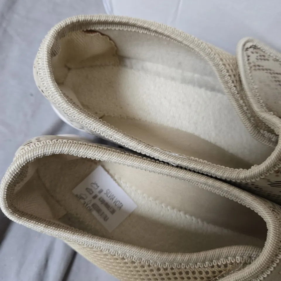 BEIGE LACE SLIP-ON SANDALS – UK 4 (EU 37) – WOMEN'S