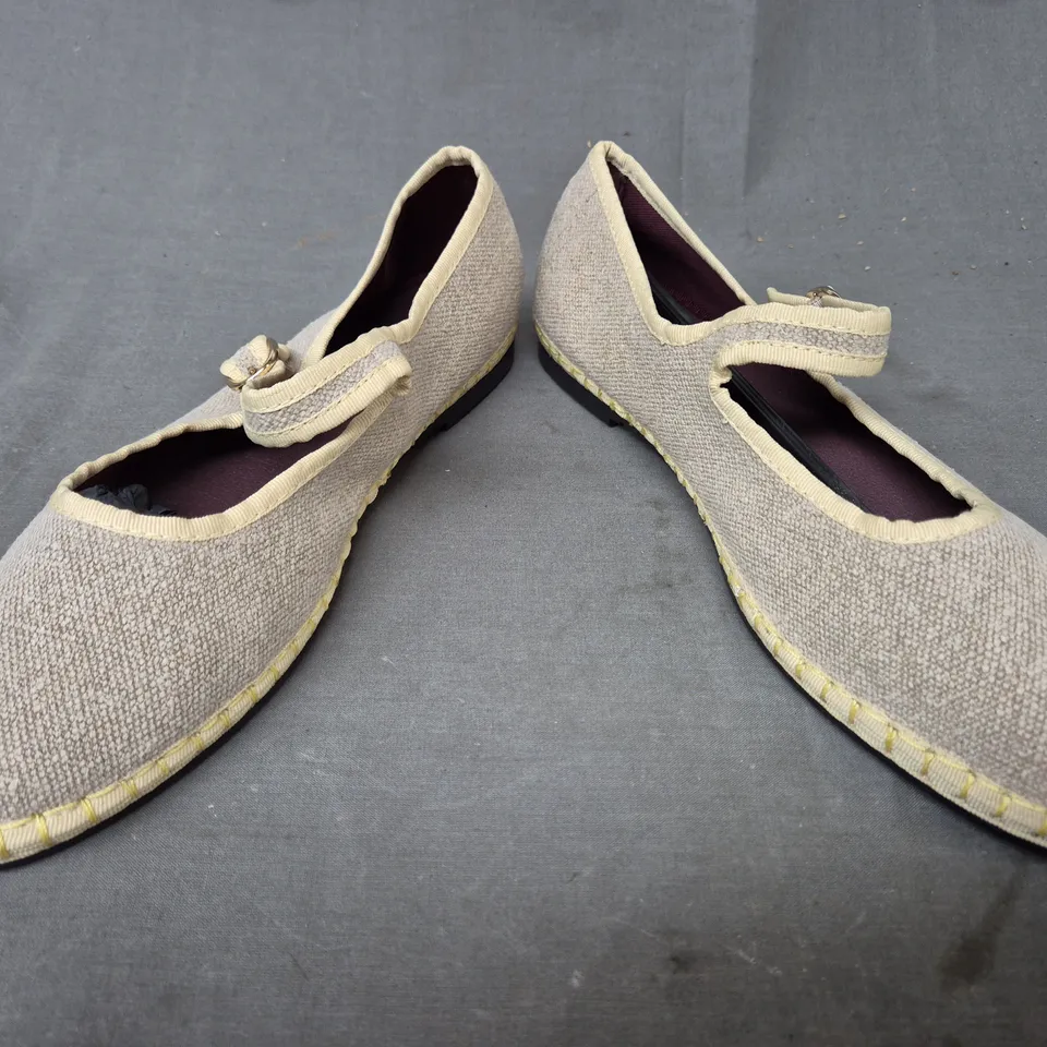 BOXED PAIR OF FLABELUS SHOES IN BEIGE EU SIZE 41