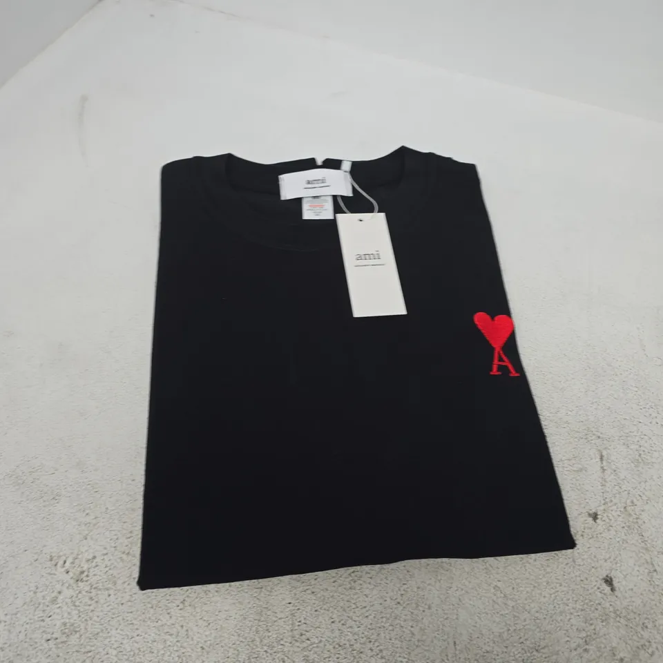 AMI ALEXANDRE MATTIUSSI BLACK T-SHIRT WITH RED HEART LOGO – UK SIZE M