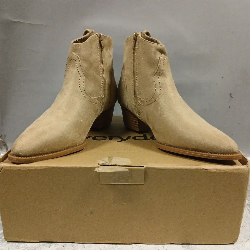 BOXED PAIR OF EVERYDAY WESTERN ANKLE BOOTS IN BEIGE SIZE 6