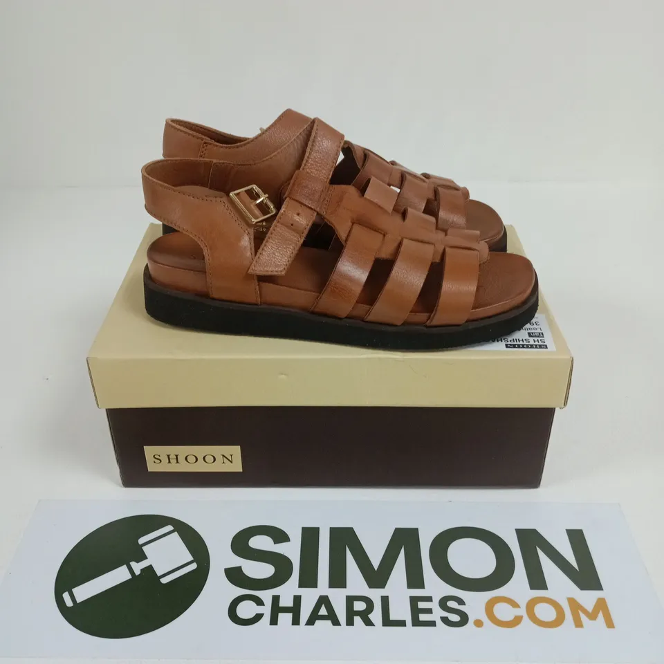 BOXED PAIR OF SHOON SHIPSHAPE SQUARE TOE GLADIATOR SANDAL IN TAN LEATHER - SIZE 39