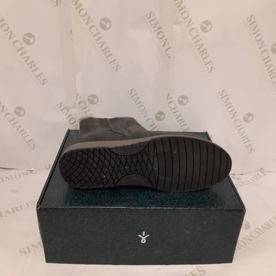 BOXED EMU PANU BOOTS, DARK GREY - SIZE 7