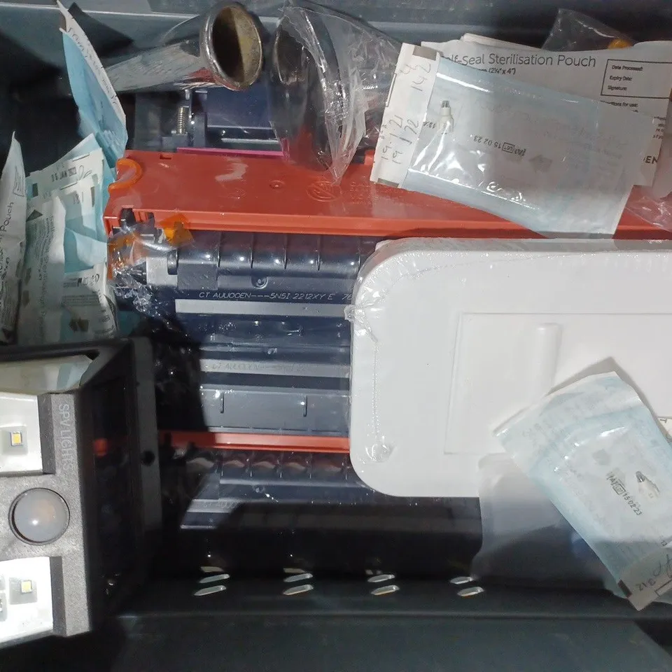 APPROXIMATELY 15 ASSORTED HOUSEHOLD ITEMS TO INCLUDE SANI STICKS, SHOULDER STRAP, BIG TOE PROTECTOR, ETC