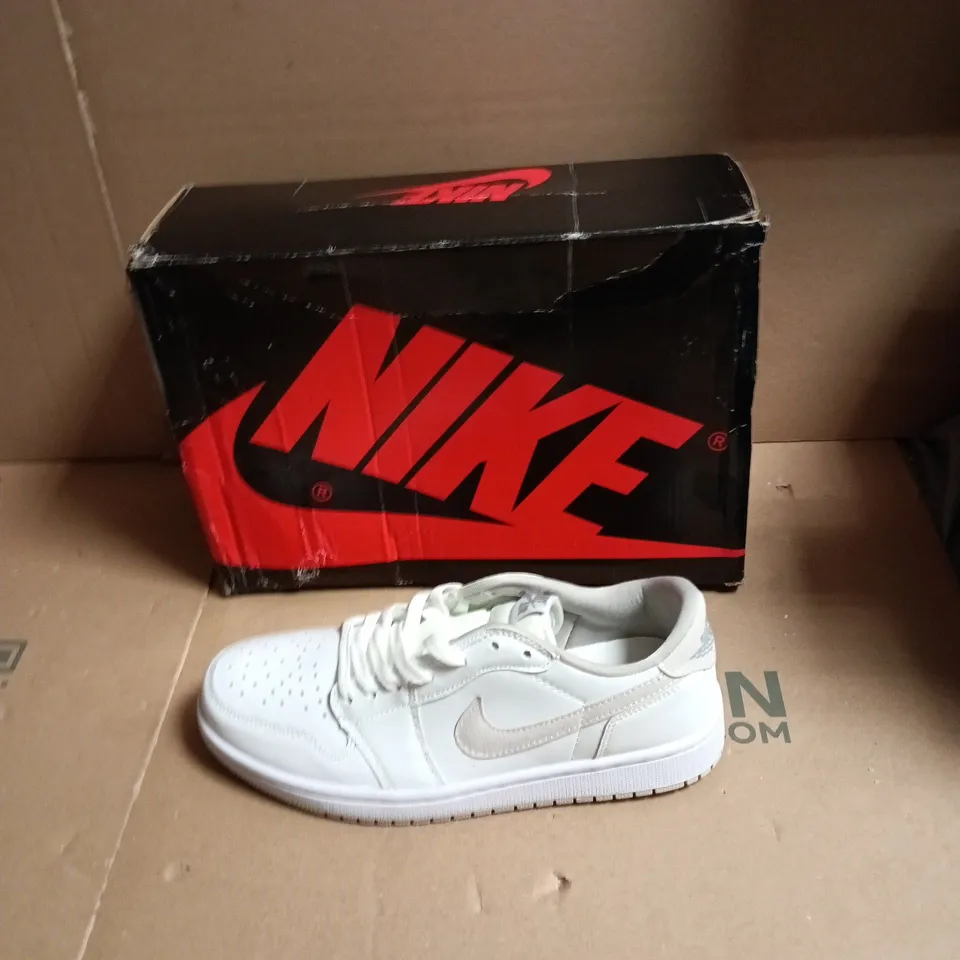 BOXED NIKE AIR JORDAN 1 LOW TRAINERS - SIZE UK 7