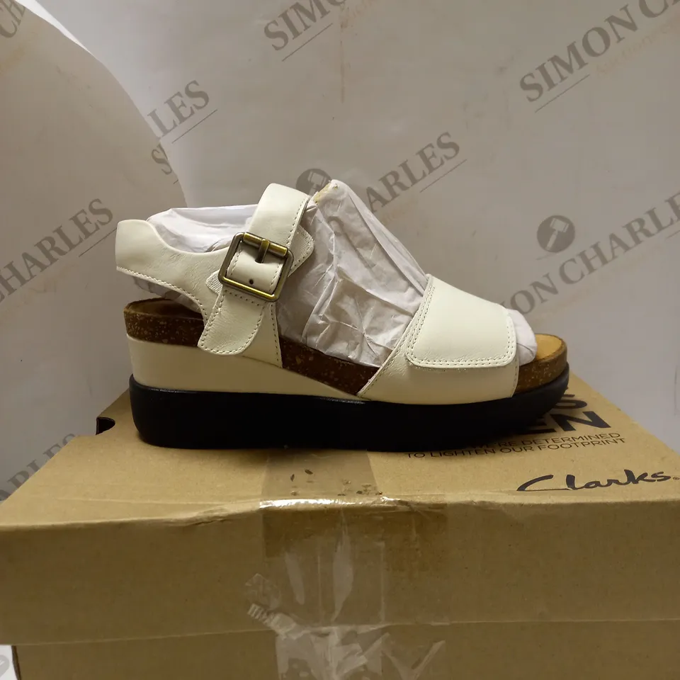 CLARKS WHITE LEATHER LIZBY SANDALS - SIZE 4