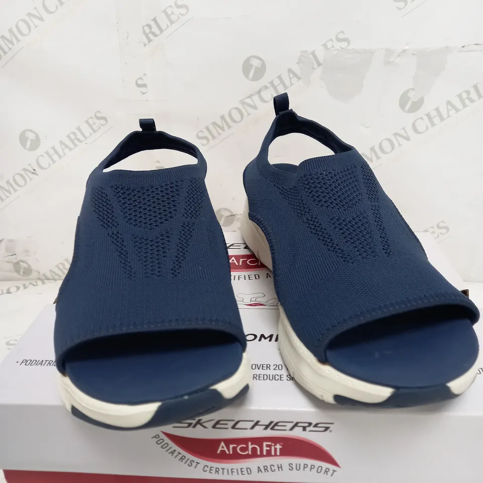 BOXED PAIR OF SKECHERS CITY CATCH SANDALS IN NAVY SIZE 6