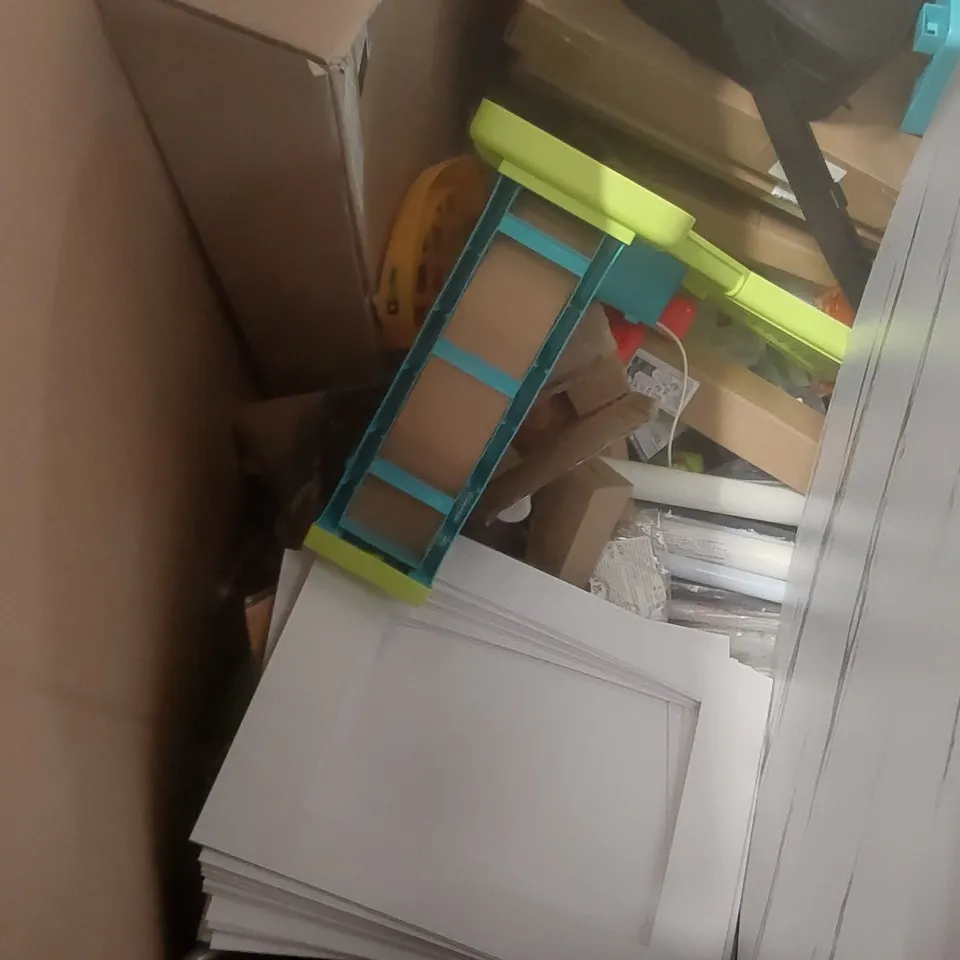 PALLET CONTAINING A VERY LARGE QUANTITY OF ASSORTED CONSUMER PRODUCTS INCLUDING: BUBBLE WRAP, COFFEE TABLE PARTS ECT