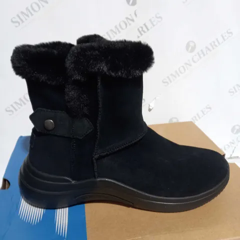 BOXED SKECHERS ON-THE-GO MIDTOWN CHILL BABY BOOTS, BLACK - SIZE 5 .5