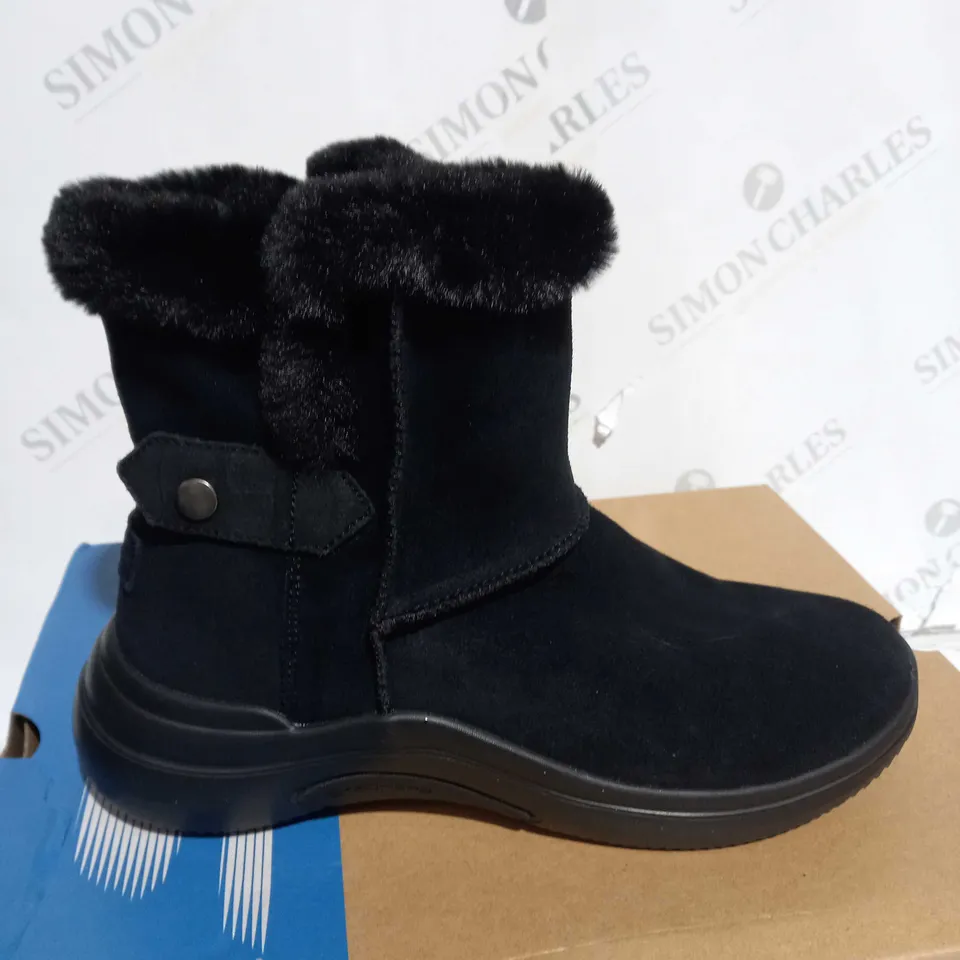 BOXED SKECHERS ON-THE-GO MIDTOWN CHILL BABY BOOTS, BLACK - SIZE 5 .5