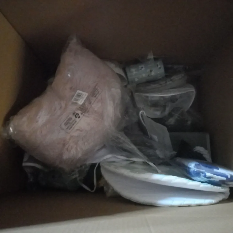 LARGE QUANTITY OF ASSORTED ITEMS TO INCLUDE CLIPPASAFE SOCKET PROTECTOR, FRED & FLOR COT BED DUVET & PILLOW SET, SMART JAPANESE TOOTH BLADE, ETC