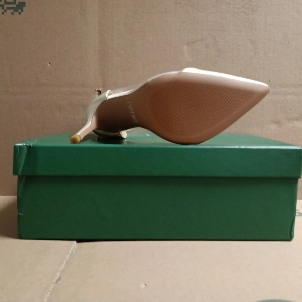 BOXED PAIR OF POINTED TOE STILETTO HEELS SIZE EU 35