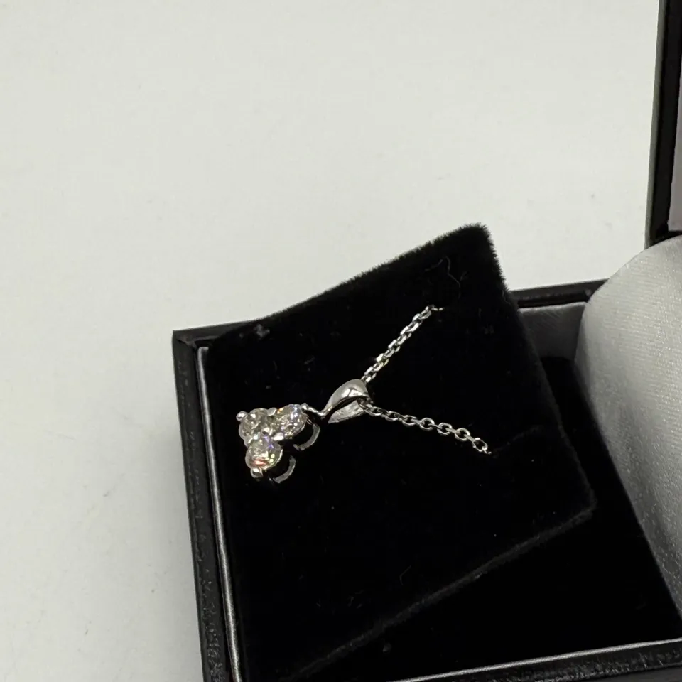 18CT WHITE GOLD TREFOIL PENDANT ON CHAIN, SET WITH A NATURAL DIAMOND