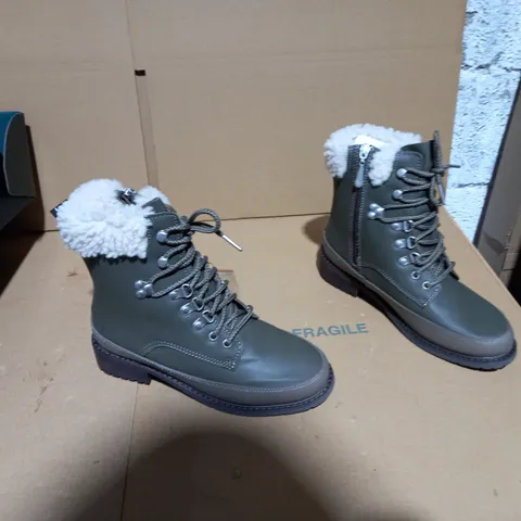 EMU AUSTRALIA OKAB DARK OLIVE BOOT SIZE 5 