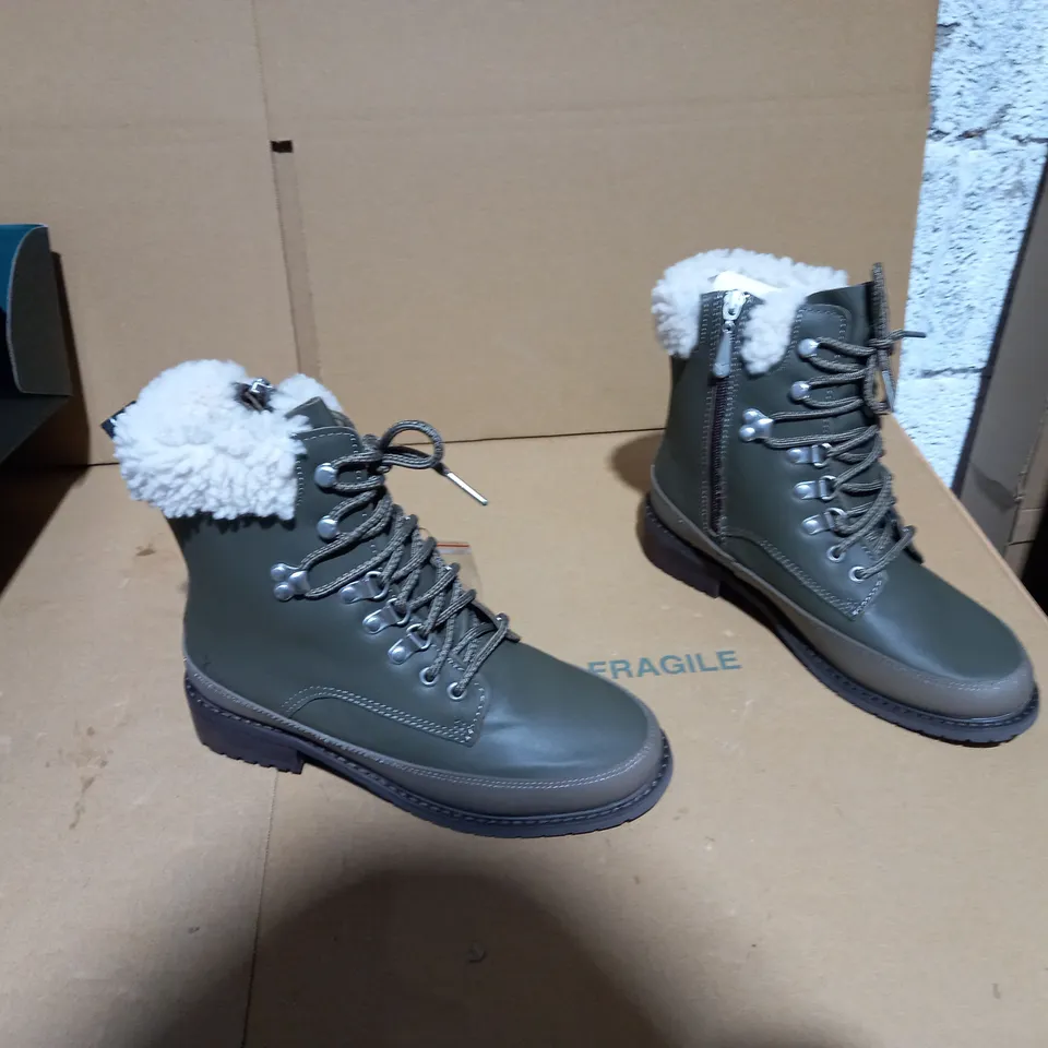 EMU AUSTRALIA OKAB DARK OLIVE BOOT SIZE 5 