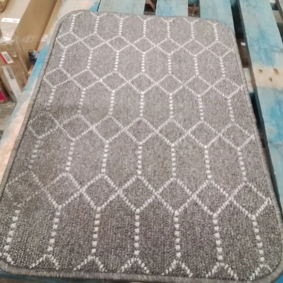 QUALITY DESIGNER AREA RUG - APPROXIMATELY 75X50CM