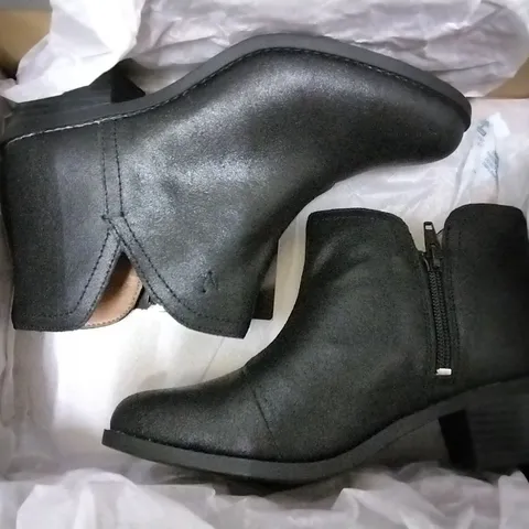 3 SHOE BOXES OF VIONIC SHOES INCLUDING 2 × FELICITY LIV METALLIC ANKLE BOOTS BLACK SIZE 4, HONOR DAYNA LOAFERS BLACK SIZE 7