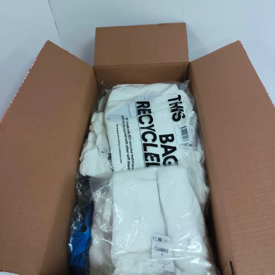 BOX OF APPROXIMATELY 15 ASSORTED CLOTHING ITEMS TO INCLUDE: TEXTURED SHORTSLEEVE TOP M