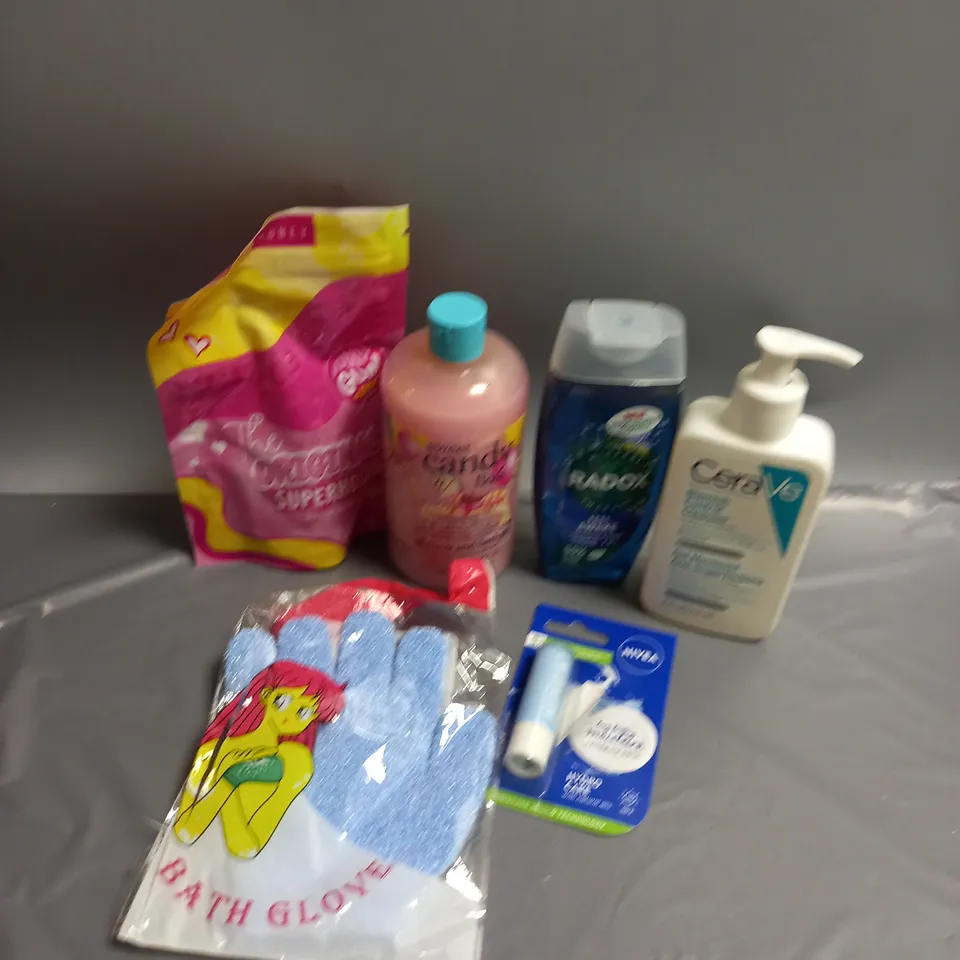 BOX OF APPROXIMATELY 20 COSMETIC ITEMS TO INCLUDE - RADOX SHOWER GEL - CERAVE BLEMISH CONTROL CLEANSER - KIDS BATH MITT - ETC 