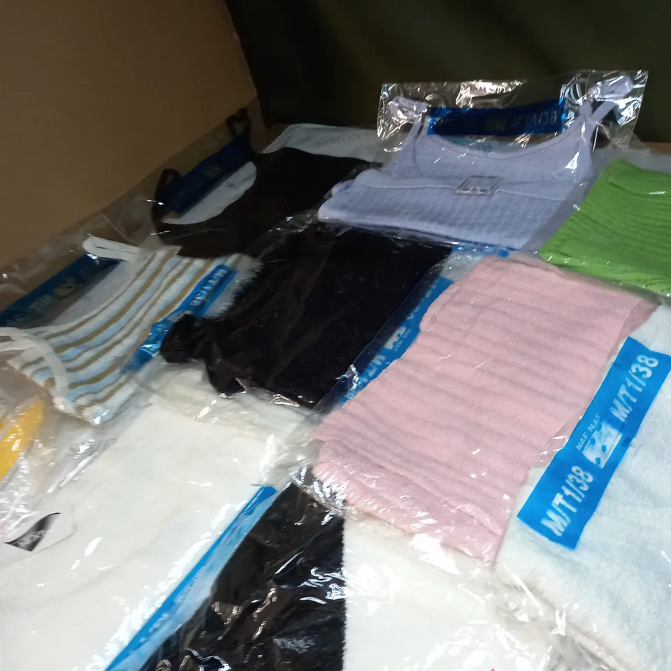 LOT OF APPROX 10 ASSORTED CLOTHING ITEMS IN VARIOUS SIZES