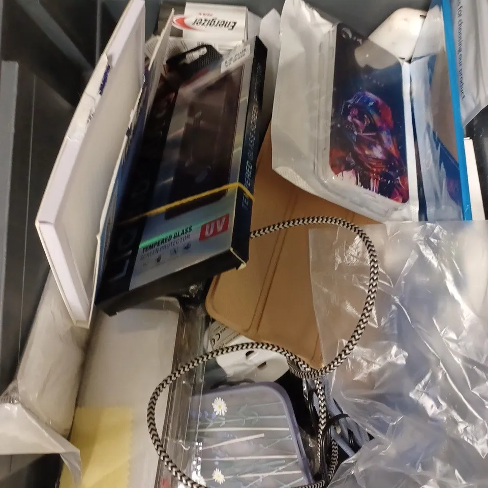 BOX OF APPROXIMATELY 30 ASSORTED SMARTPHONE & TABLET ACCESSORIES TO INCLUDE CHARGING CABLES, CASES, SCREEN PROTECTORS ETC