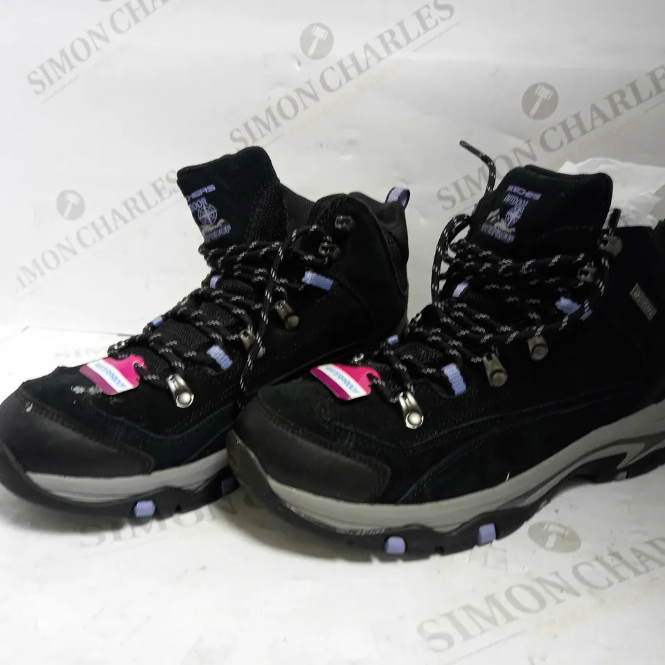 SKECHERS BLACK & GREY LACE-UP WALKING/HIKING BOOTS - UK SIZE 7
