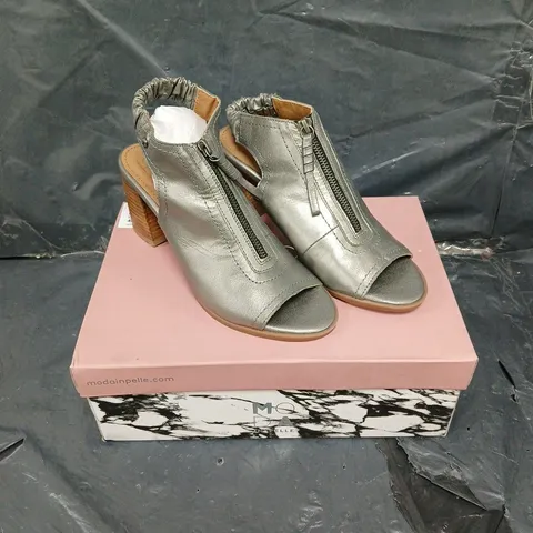 BOXED PAIR OF MODA IN PELLE MARMIE PEWTER BOOTS - 7