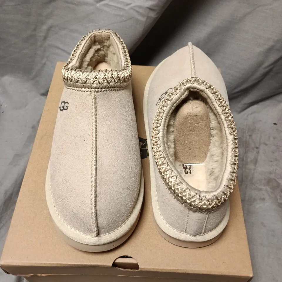 UGG WOMEN'S DAKOTA SLIPPERS – BEIGE SUEDE, SHEARLING TRIM, UK 6