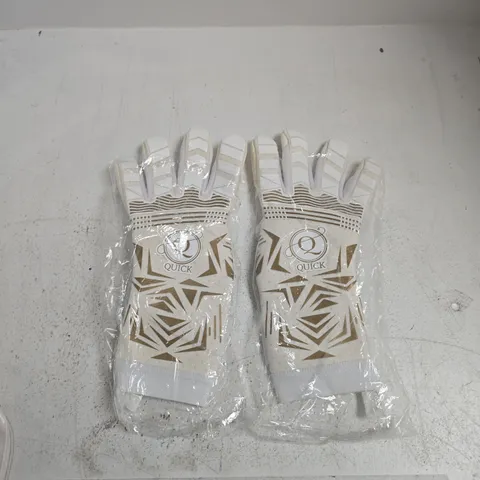 GOALKEEPER WHITE GLOVES WITH GOLD GEOMETRIC PATTERN – QUICK, SEALED IN PACKAGING